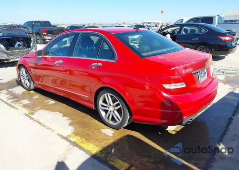 2013 Mercedes-Benz C 250 Sport z USA, uszkodzony, nr VIN WDDGF4HB2DR251913